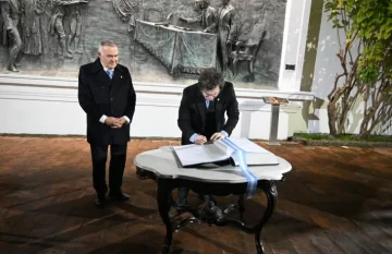 Milei llegó a la Casa Histórica de Tucumán para la vigilia del Día de la Independencia Milei llegó a la Casa Histórica de Tucumán para la vigilia del Día de la Independencia