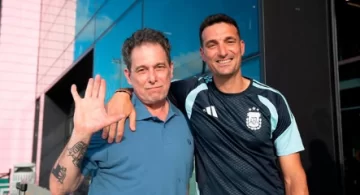 Andrés Calamaro visitó a la selección Argentina antes del cruce con Cabo Verde Andrés Calamaro visitó a la selección Argentina antes del cruce con Cabo Verde