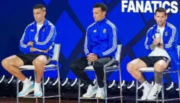 Junto a Messi y Dibu Martínez, Scaloni palpitó la final del Mundial: “Disfrutamos jugando a la pelota y la presión queda en segundo plano” Junto a Messi y Dibu Martínez, Scaloni palpitó la final del Mundial: “Disfrutamos jugando a la pelota y la presión queda en segundo plano”