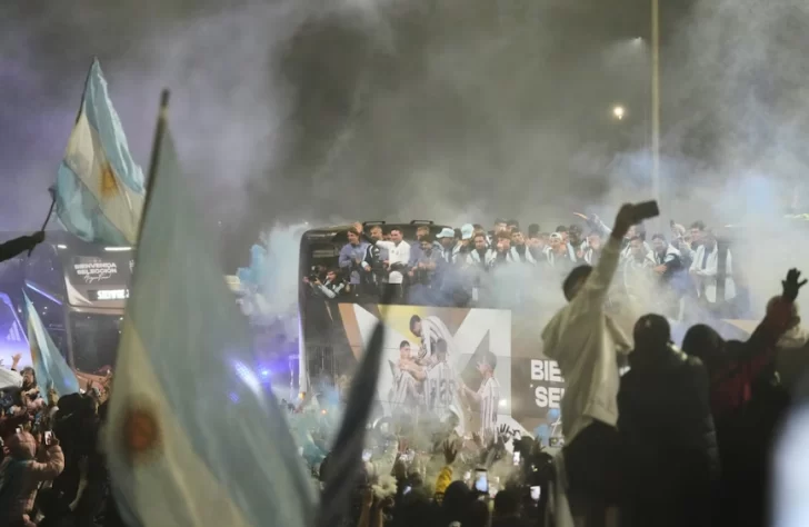 La Selección Argentina volvió al país tras el Mundial y fue recibida por una multitud en Ezeiza La Selección Argentina volvió al país tras el Mundial y fue recibida por una multitud en Ezeiza