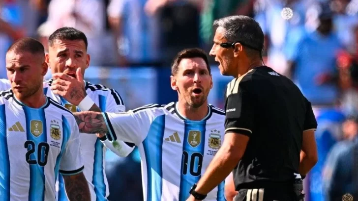 El árbitro de la final rompió el silencio y confirmó lo que habló con Messi El árbitro de la final rompió el silencio y confirmó lo que habló con Messi