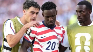 La UEFA calificó de “inaudita e incomprensible” la anulación de la tarjeta roja al estadounidense Balogun La UEFA calificó de “inaudita e incomprensible” la anulación de la tarjeta roja al estadounidense Balogun
