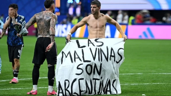 “Las Malvinas son argentinas”, la bandera que mostró Gio Lo Celso tras el histórico triunfo a Inglaterra “Las Malvinas son argentinas”, la bandera que mostró Gio Lo Celso tras el histórico triunfo a Inglaterra