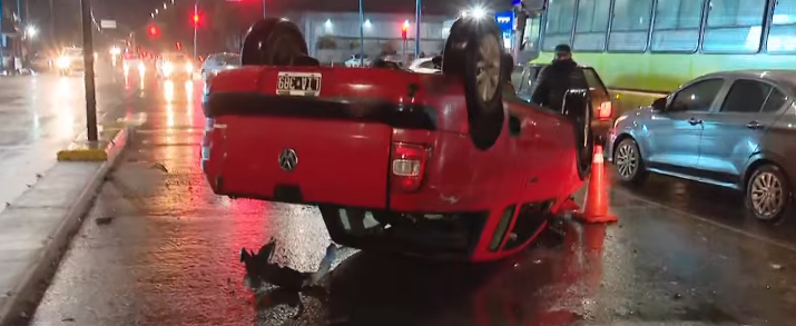 Un conductor perdió el control y volcó su camioneta en Avenida Colón y Mate de Luna Un conductor perdió el control y volcó su camioneta en Avenida Colón y Mate de Luna