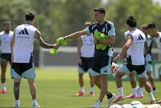 Scaloni perfila el equipo de la Selección con varias dudas para el cruce ante Cabo Verde Scaloni perfila el equipo de la Selección con varias dudas para el cruce ante Cabo Verde