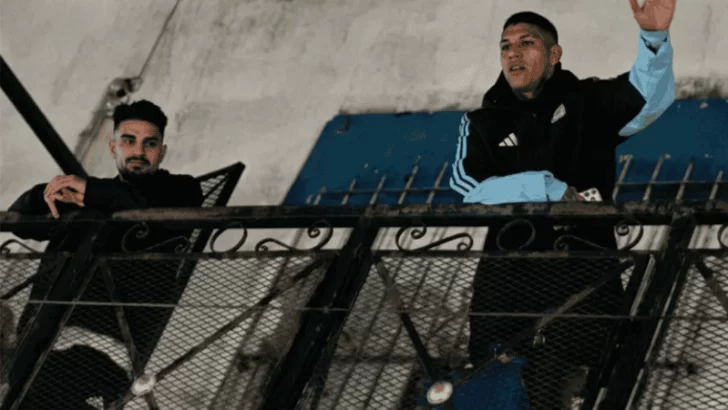 Facundo Medina salió al balcón de su casa familiar y pidió a sus vecinos: “No crean boludeces” Facundo Medina salió al balcón de su casa familiar y pidió a sus vecinos: “No crean boludeces”