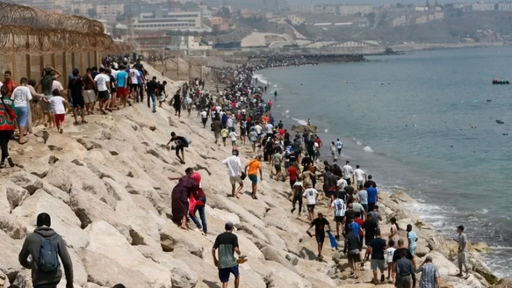 Miles de marroquíes traspasaron la frontera con España en Ceuta Miles de marroquíes traspasaron la frontera con España en Ceuta