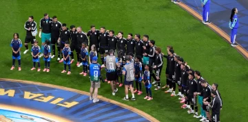 Los hinchas argentinos taparon el himno de Inglaterra al grito de “El que no salta…” Los hinchas argentinos taparon el himno de Inglaterra al grito de “El que no salta…”