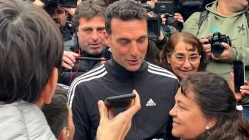 Scaloni volvió a Pujato, se emocionó con los vecinos y prometió seguir “dando batalla” Scaloni volvió a Pujato, se emocionó con los vecinos y prometió seguir “dando batalla”