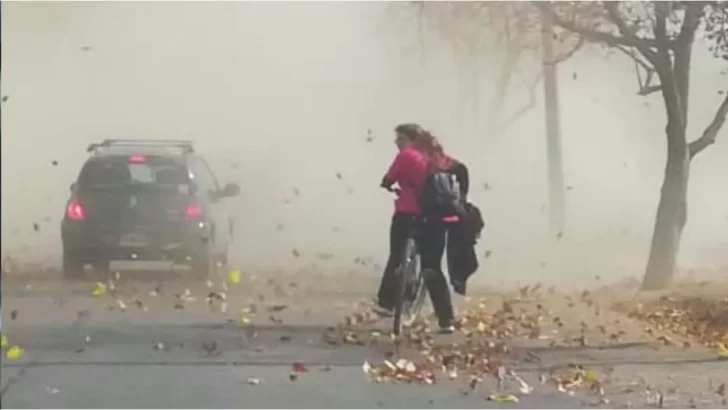Alerta naranja por viento Zonda y máxima de 30°C: el pronóstico para este viernes en Tucumán Alerta naranja por viento Zonda y máxima de 30°C: el pronóstico para este viernes en Tucumán