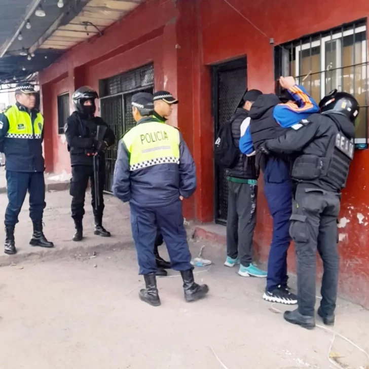 Personal policial realiza un operativo contra trapitos y limpiavidrios violentos Personal policial realiza un operativo contra trapitos y limpiavidrios violentos