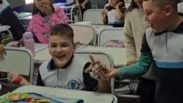 El emocionante video de Genaro: encestó un bollo de papel y desató el festejo de toda su aula El emocionante video de Genaro: encestó un bollo de papel y desató el festejo de toda su aula