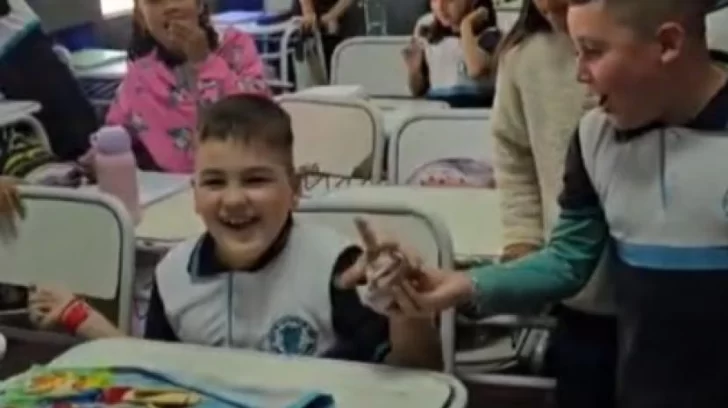 El emocionante video de Genaro: encestó un bollo de papel y desató el festejo de toda su aula El emocionante video de Genaro: encestó un bollo de papel y desató el festejo de toda su aula