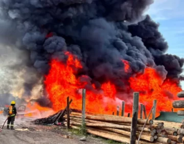 Investigarán si el incendio en un galpón de Yerba Buena fue intencional Investigarán si el incendio en un galpón de Yerba Buena fue intencional