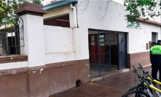 La Policía realizó allanamientos en las casas de los alumnos que llevaron armas a las escuelas La Policía realizó allanamientos en las casas de los alumnos que llevaron armas a las escuelas