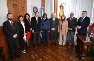 Tucumán y Ecuador fortalecen la cooperación productiva, turística y tecnológica Tucumán y Ecuador fortalecen la cooperación productiva, turística y tecnológica
