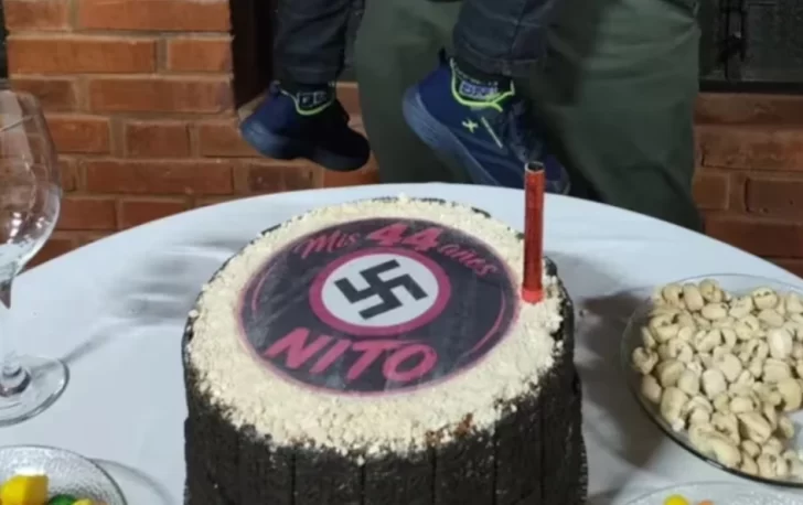 Investigan a un hombre que festejó su cumpleaños con una esvástica en la torta Investigan a un hombre que festejó su cumpleaños con una esvástica en la torta