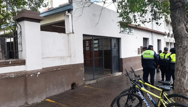 Un alumno llevó un arma a una escuela y se le escapó un disparo dentro del aula Un alumno llevó un arma a una escuela y se le escapó un disparo dentro del aula