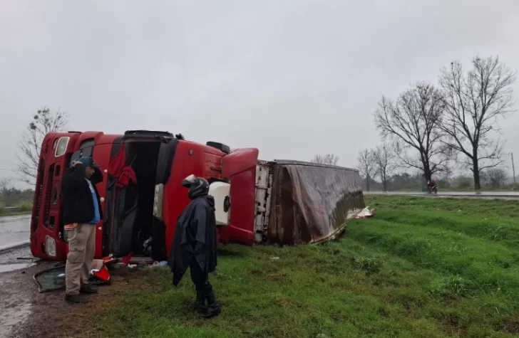 Volcó un camión de gran porte en la Autopista de Circunvalación Volcó un camión de gran porte en la Autopista de Circunvalación