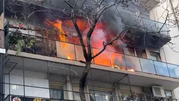 Fuego en un edificio lindero al domicilio de Cristina Kirchner: evacuaron a los vecinos Fuego en un edificio lindero al domicilio de Cristina Kirchner: evacuaron a los vecinos
