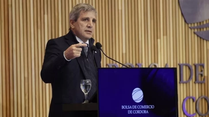 Caputo defendió el plan económico y descartó un salto cambiario Caputo defendió el plan económico y descartó un salto cambiario
