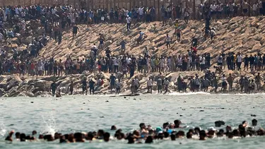 Tragedia y tensión geopolítica en Ceuta: tras la muerte de 67 migrantes, más de 50 mil regresaron a África Tragedia y tensión geopolítica en Ceuta: tras la muerte de 67 migrantes, más de 50 mil regresaron a África