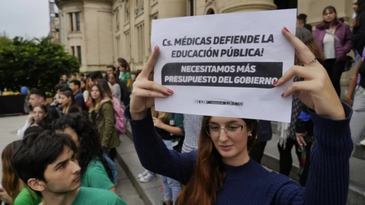 El Gobierno respondió al paro universitario y aseguró que cumple con el financiamiento y las paritarias El Gobierno respondió al paro universitario y aseguró que cumple con el financiamiento y las paritarias