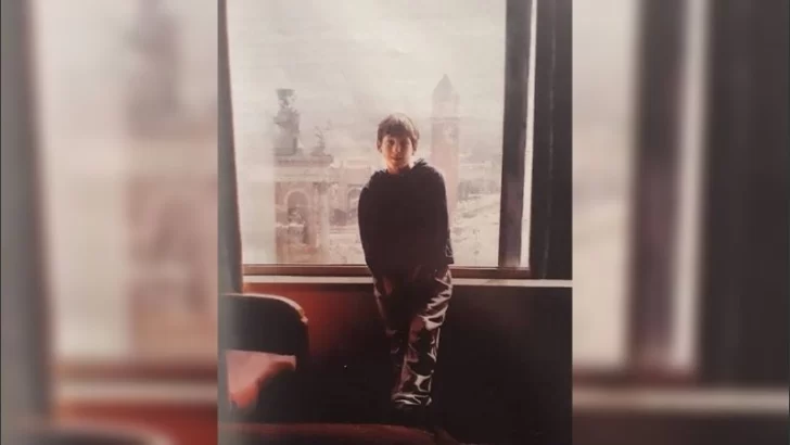 La historia detrás de la foto íntima que Jorge Messi le sacó a Leo en una ventana en Barcelona hace 26 años La historia detrás de la foto íntima que Jorge Messi le sacó a Leo en una ventana en Barcelona hace 26 años
