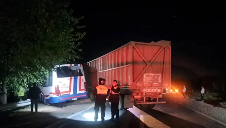 Un colectivo y una rastra cañera provocaron un siniestro vial Un colectivo y una rastra cañera provocaron un siniestro vial