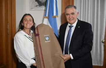 Jaldo recibió a Victoria Sauze, la primera tucumana campeona del mundo con Las Leonas Jaldo recibió a Victoria Sauze, la primera tucumana campeona del mundo con Las Leonas