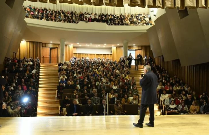 Jaldo reconoció a docentes tucumanos y destacó la educación como política de Estado Jaldo reconoció a docentes tucumanos y destacó la educación como política de Estado