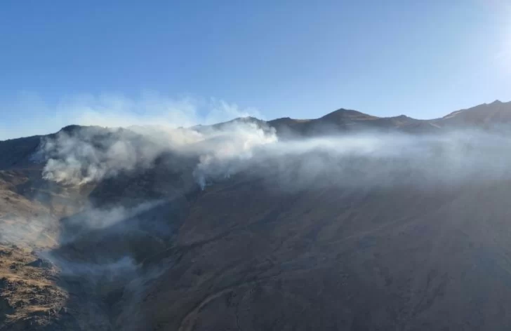 Desplegaron brigadistas para contener el incendio en el cerro El Muñoz Desplegaron brigadistas para contener el incendio en el cerro El Muñoz