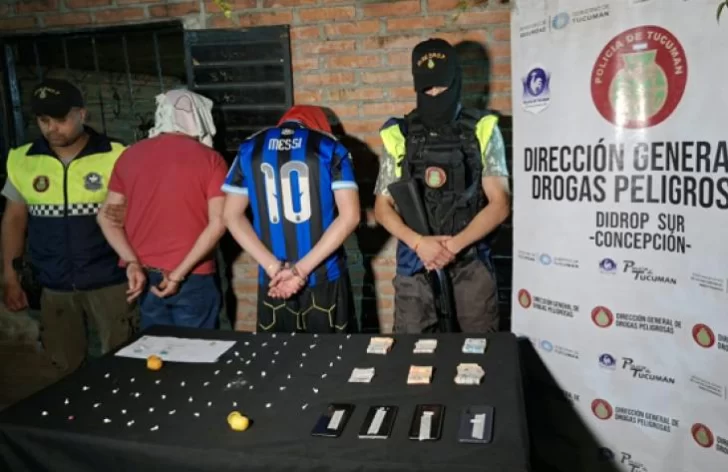 La Policía aprehendió a tres personas y secuestró más de 100 dosis de cocaína La Policía aprehendió a tres personas y secuestró más de 100 dosis de cocaína