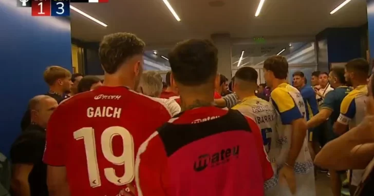 Escándalo en la Supercopa Internacional: trompadas y corridas en el final entre Rosario Central y Estudiantes Escándalo en la Supercopa Internacional: trompadas y corridas en el final entre Rosario Central y Estudiantes