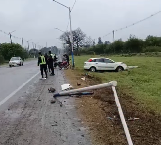 Un joven terminó hospitalizado luego de impactar su auto contra un poste Un joven terminó hospitalizado luego de impactar su auto contra un poste