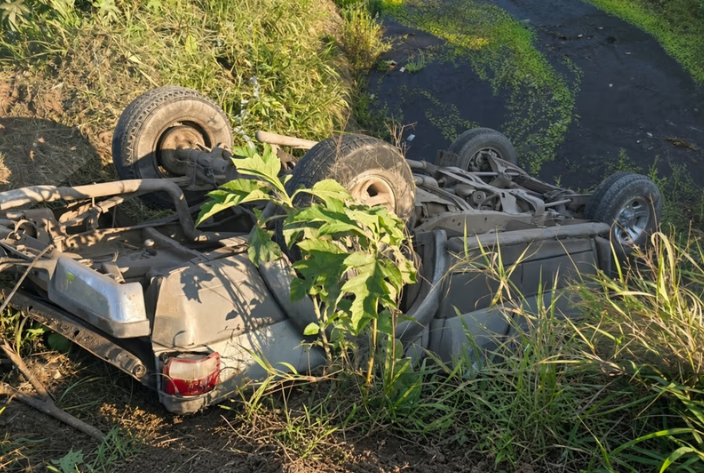 Un hombre perdió la vida al volcar con su camioneta en un canal Un hombre perdió la vida al volcar con su camioneta en un canal