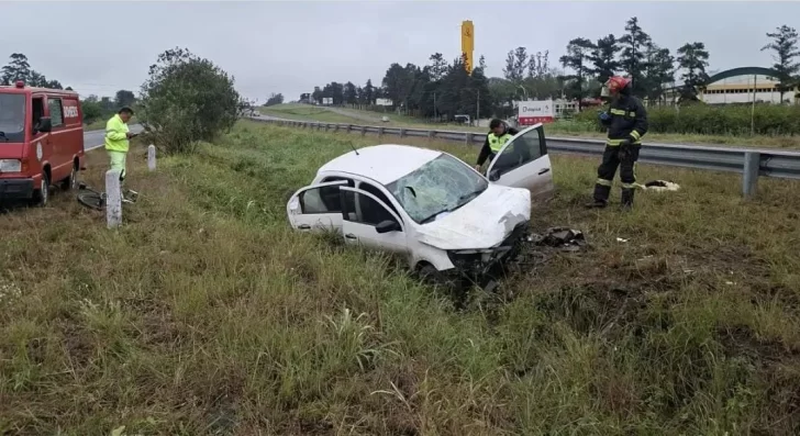 Un conductor quedó atrapado luego de despistar con su auto Un conductor quedó atrapado luego de despistar con su auto