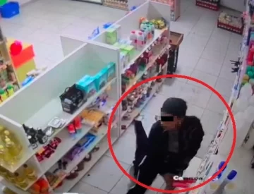 Una “mechera” quedó filmada robando cajas de pasta dental en un minimercado Una “mechera” quedó filmada robando cajas de pasta dental en un minimercado