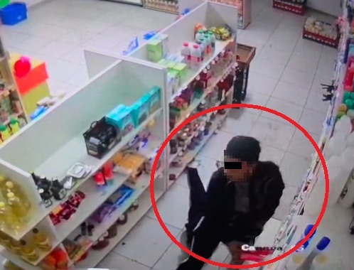 Una “mechera” quedó filmada robando cajas de pasta dental en un minimercado Una “mechera” quedó filmada robando cajas de pasta dental en un minimercado