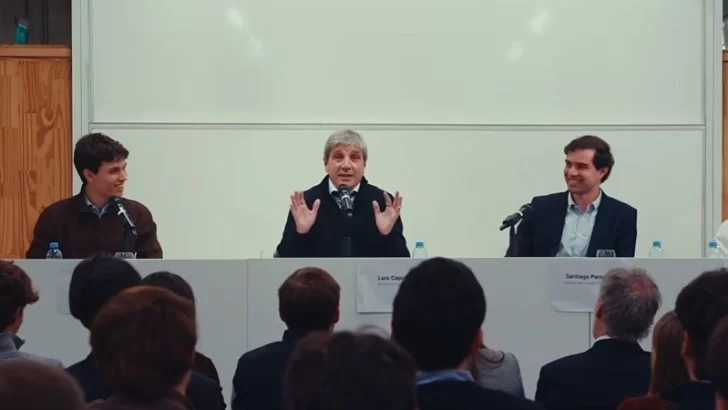 Luis Caputo habló ante estudiantes universitarios: “Convenzan a sus padres de que saquen los dólares del colchón” Luis Caputo habló ante estudiantes universitarios: “Convenzan a sus padres de que saquen los dólares del colchón”