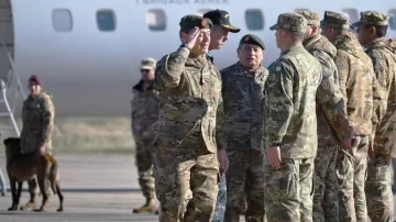 El ministro de Defensa buscó bajar la tensión con el Reino Unido: “El reclamo por Malvinas es por vía diplomática y pacífica” El ministro de Defensa buscó bajar la tensión con el Reino Unido: “El reclamo por Malvinas es por vía diplomática y pacífica”