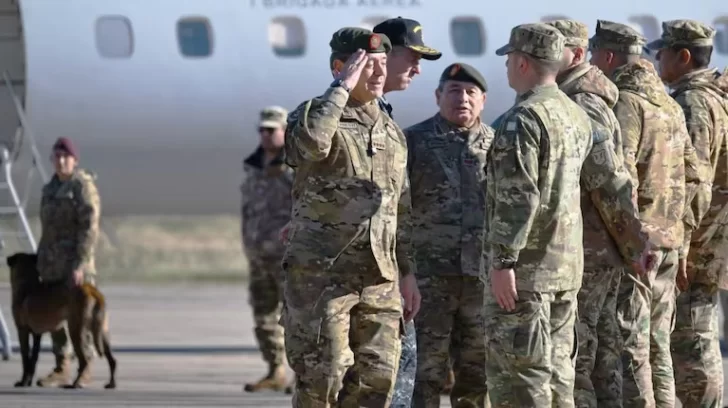 El ministro de Defensa buscó bajar la tensión con el Reino Unido: “El reclamo por Malvinas es por vía diplomática y pacífica” El ministro de Defensa buscó bajar la tensión con el Reino Unido: “El reclamo por Malvinas es por vía diplomática y pacífica”