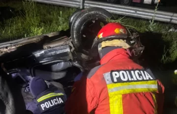 Bomberos rescataron a un hombre atrapado en un auto tras un vuelco en la ruta 9 Bomberos rescataron a un hombre atrapado en un auto tras un vuelco en la ruta 9