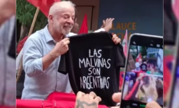 Lula cerró su campaña en Río con una multitudinaria caravana y una remera de Malvinas Lula cerró su campaña en Río con una multitudinaria caravana y una remera de Malvinas