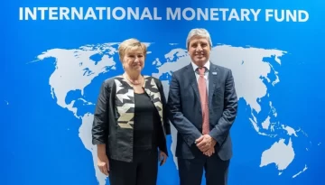 Argentina superó la revisión del FMI y espera recibir US$870 millones Argentina superó la revisión del FMI y espera recibir US$870 millones