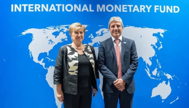 Argentina superó la revisión del FMI y espera recibir US$870 millones Argentina superó la revisión del FMI y espera recibir US$870 millones