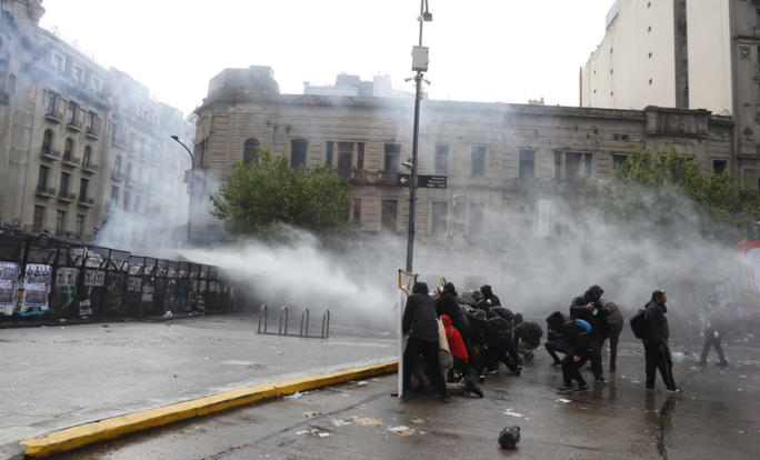 Marcha universitaria: el Gobierno presentó una denuncia penal tras los incidentes que dejaron 25 detenidos y millonarios destrozos Marcha universitaria: el Gobierno presentó una denuncia penal tras los incidentes que dejaron 25 detenidos y millonarios destrozos