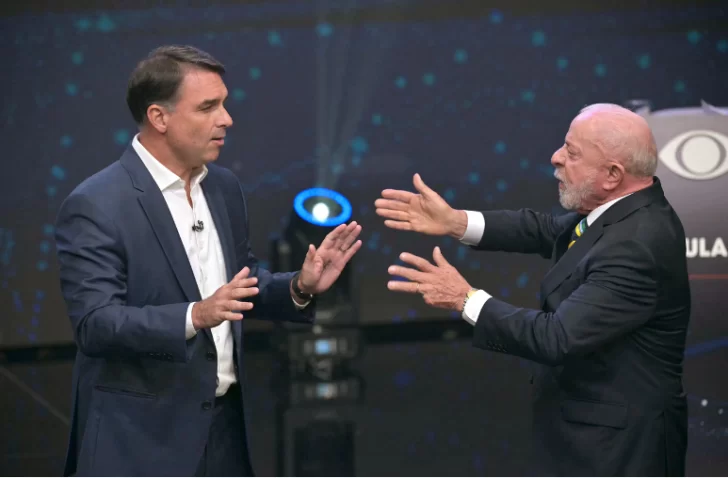 Brasil define su futuro entre la continuidad de Lula da Silva y el giro político de Flávio Bolsonaro Brasil define su futuro entre la continuidad de Lula da Silva y el giro político de Flávio Bolsonaro