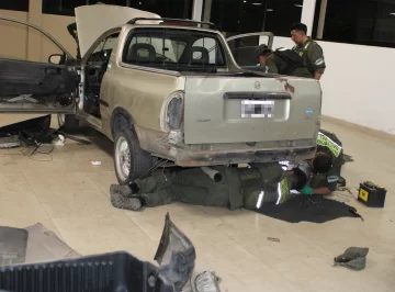 Modificó la estructura de una una camioneta para ocultar 48 kilos de cocaína
