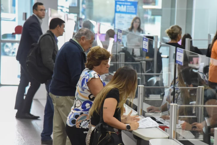 Rossana Chahla busca eliminar 59 tasas para reducir costos a vecinos y comerciantes Rossana Chahla busca eliminar 59 tasas para reducir costos a vecinos y comerciantes